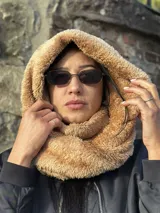 Cuellote beige de tela sherpa, que puede usarse como cuello, capucha o para cubrir la boca.