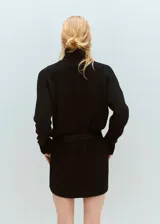 Vestido corto de punto negro con cuello alto vuelto y mangas largas de corte recto.