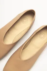 Chatas planas de cuero vacuno, color peltre metalizado, con punta cuadrada y escote pronunciado en el empeine.