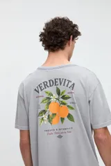 Remera de manga corta color verde, con calce relaxed y estampa en la espalda con diseño de naranjas y texto "Verdevita".