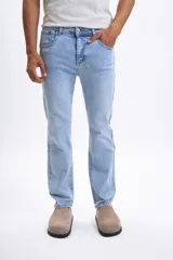 Pantalón de jean clásico color azul claro, con corte recto y tiro medio. Presenta bolsillos delanteros y traseros, y cierre de botón y cremallera.