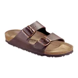 Sandalia Birkenstock modelo Arizona con dos correas ajustables de material sintético Birko-Flor color marrón y plantilla anatómica de corcho y látex.