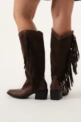 Bota texana de caña alta color chocolate, con flecos en el lateral y taco de 5,5 cm.