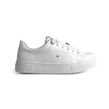 Championes deportivos de plataforma color blanco, con diseño minimalista, costuras decorativas en el lateral y detalle de pequeño aplique metálico brillante.