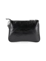 Cartera tipo sobre de cuero color negro con efecto craquelado, cierre superior y tira de mano corta desmontable con gancho metálico. Incluye detalle de placa metálica con el logo de la marca en el frente.