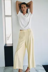 Pantalón cropped de tiro medio color blanco, perteneciente a la colección ZW Collection, con cintura con trabillas, bolsillos laterales ocultos, pinzas en el delantero, pierna ancha y cierre frontal con cremallera, botón y ganchos metálicos.