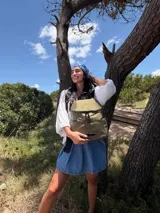 Mochila urbana de diseño compacto en color negro, confeccionada en nylon resistente. Cuenta con un compartimento principal con cierre, bolsillo frontal con cierre y correas ajustables con detalle de marca.