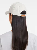 Gorra tipo baseball color negro con logo bordado en color blanco en la parte frontal.