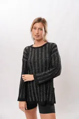 Sweater negro con lurex plateado a rayas verticales, de corte holgado y mangas largas.