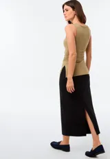 Pollera larga de corte recto y tiro alto, con tajo lateral y diseño minimalista.