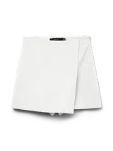Pollera short de tiro alto y fit holgado, con diseño envolvente en la parte delantera y cierre lateral invisible.