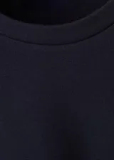 Camiseta azul marino de manga corta y cuello redondo, con diseño recto y detalle cruzado en el frente que forma un lazo lateral.