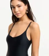 Malla enteriza marrón con breteles finos y escote redondo.