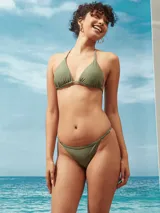 Tanga verde militar con laterales finos y detalle de argollas doradas.