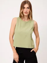 Musculosa de lino color verde claro, con cuello redondo y diseño holgado.