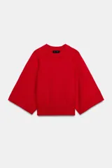 Jersey de punto de color rojo, cuello redondo y mangas cortas de corte ancho.