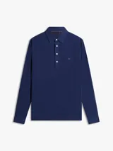Chomba de manga larga Tommy Hilfiger en color azul marino, confeccionada en mezcla de algodón y modal con punto interlock. Presenta cuello clásico de chomba, cartera de cuatro botones y el logo de la marca bordado en el pecho.