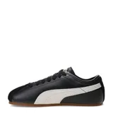 Championes Puma modelo Tackle OG, de diseño urbano con cuerpo en cuero negro, puntera de gamuza y la icónica franja lateral de la marca en color blanco. Presenta detalles en dorado y suela de goma color caramelo.