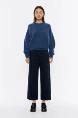 Pantalón vaquero de corte recto cropped, tiro bajo, cierre de botón denim frontal y maxibolsillos diagonales. Costuras pespunteadas en piernas. Contiene 20% fibras recicladas.