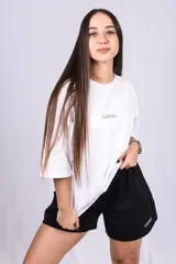 Remera negra de algodón, corte oversize, con inscripción 'GAINS.' en el frente.