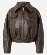 Campera bomber de Blue Steel confeccionada en poliuretano con efecto manchado. Presenta cuello inglés, cierre frontal por cremallera, bolsillos laterales y bajo ajustado.