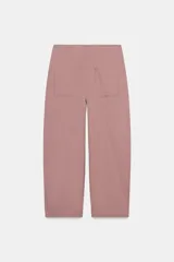 Pantalón capri color rosado, de tiro alto y corte ancho.