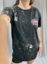 Remerón negro con efecto acid wash y estampado de cerezas con la frase "Don't taste in love".