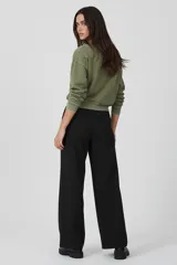 Buzo de algodón color verde oliva con cuello redondo y diseño de estrella bordada en el frente. Presenta un acabado desgastado y corte holgado.