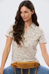 Camisa de algodón de manga corta con estampado floreado, cuello camisero y abertura frontal con botones.