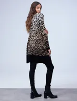 Cárdigan largo tejido con estampado animal print en tonos rosa, negro y marrón. Tiene bolsillos delanteros y está confeccionado en rayón.