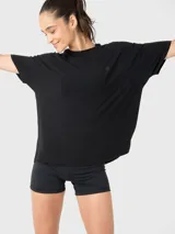 Remera negra oversize de tela fresca y cómoda, con logo pequeño en el pecho.