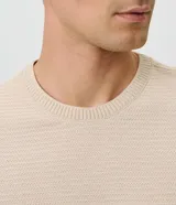 Remera de manga corta Marfinno para hombre, de color blanco y con cuello redondo. Confeccionada en tejido texturizado de mezcla de algodón y poliéster.