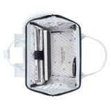 Mochila Cabaia modelo Adventurer color celeste claro, con diseño rectangular, doble asa superior, bolsillo frontal con cierre y detalles en cuero sintético marrón.