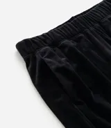 Pantalón jogger de plush color negro, con cintura elástica, bolsillos laterales y puños ajustados en los tobillos.