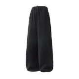 Pantalón deportivo baggy color negro, de algodón, con corte holgado y tiro alto.