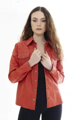 Camisa de cuero vacuno genuino color beige, de estilo Western, con bolsillos de parche con solapa en el pecho, costuras pespunteadas a contratono y botones metálicos frontales.