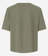 Blusa verde militar de piqué, corte slim, con escote en V y detalle texturizado en la vista delantera. Tiene mangas cortas.