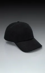 Gorra de béisbol negra, estilo clásico de seis paneles, con visera curva y botón superior. Presenta un tejido de sarga liso.