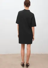 Vestido corto de tejido de punto fino color negro, con cuello polo y cierre frontal de cremallera, mangas corta y diseño recto.