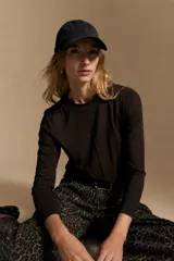Gorro tipo gorra de béisbol color negro, con diseño clásico de seis paneles y visera curva.