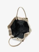 Cartera de mano estructurada en cuero negro con acabado mate. Presenta un diseño amplio con laterales voluminosos, asas cortas y un cierre frontal metálico tipo broche.