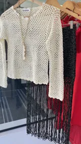 Top tejido a mano con hilado de algodón y lurex, color negro.