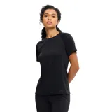 Remera deportiva de manga corta y cuello redondo, color negro, diseñada con costuras raglán y un corte cómodo y transpirable para actividad física.