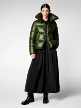 Campera puffer corta color borgoña, de nylon lacado con relleno sintético. Tiene cuello alto, cierre bidireccional, tiradores de cremallera personalizados y logo redondo de goma en la manga.