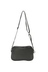 Bandolera Aurea de poliuretano símil cuero color negro, con diseño rectangular y bolsillo frontal externo. Cuenta con cierre superior y correa ajustable.