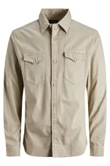 Camisa de denim color beige, con cuello clásico, cierre con botones y dos bolsillos frontales con solapa abotonada. Corte slim.