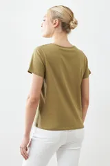 Remera verde oliva de manga corta con cuello en V y estampado floral.