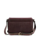 Cartera tipo bandolera de gamuza color bordó, con solapa frontal y detalle de cierre con hebilla decorativa en cuero marrón. Cuenta con correa ajustable y herrajes metálicos dorados.