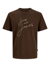 Remera marrón de manga corta y cuello redondo, confeccionada en algodón orgánico. Presenta un estampado frontal con el texto "Jack and Jones" en estilo manuscrito de color beige claro.