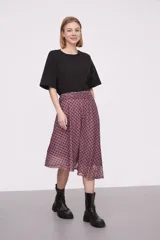 Falda midi evasé con estampado geométrico en tonos borgoña y rosa.